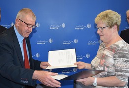Dyrektorzy szkół z Gostynia (A. Jankowski) i ze Steinach (P. Heppner) podpisali deklarację kontynuacji współpracy. Z tyłu z lewej: G. Skorupski, wiceburmistrz Gostynia; z prawej: U. Kurtz, burmistrz Steinach. (photo)