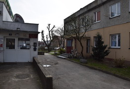 Budynek po dawnej  telewizji kablowej i obecny budynek Domu Dziennego Pobytu (photo)
